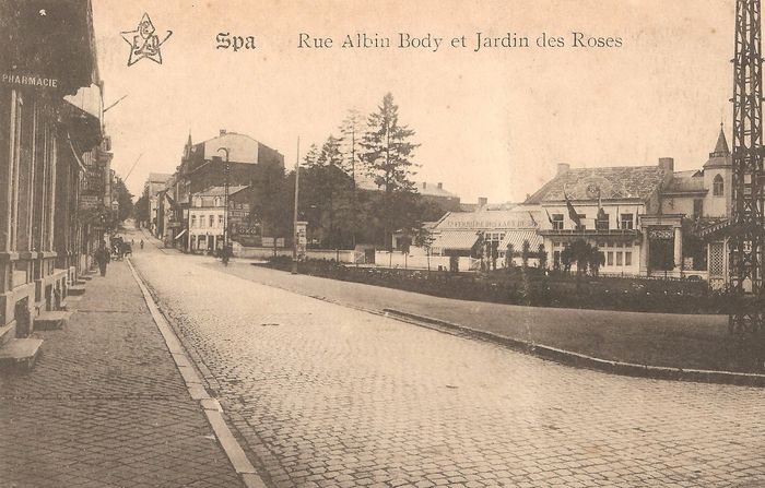 1910 : Rue Albin Body et Jardin des Roses (de nos jours : place du Monument)