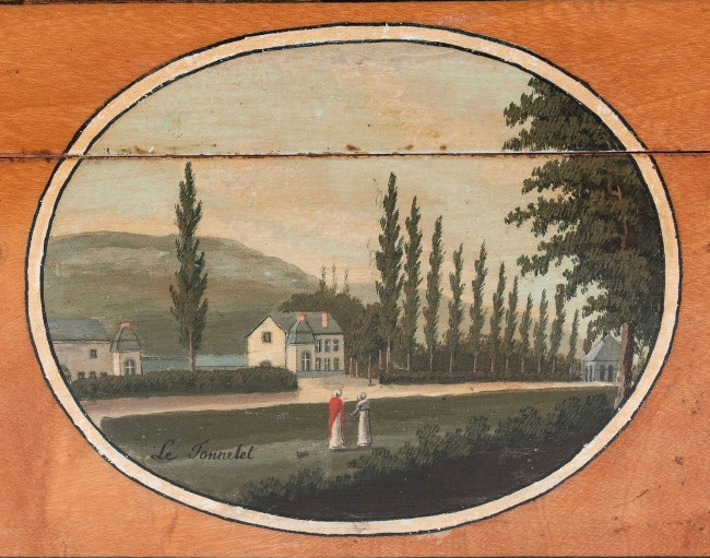 Peinture réalisée sur le couvercle d’un coffret en bois de Spa. A droite, le bâtiment édifié en 1841 abritant la source du Tonnelet. Au centre et à gauche les bâtiments de l’Hôtel des Bains du Tonnelet construit sur les anciens bains Briart. 