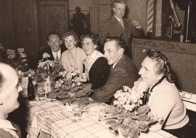 1955 : Banquet de la laiterie de Nivezé (photo collection J. Dohogne-Cordonnier) Debout : Marcel Counet Assis : Raymond Charlier, René Maas, Marcelle Lamborelle, Marcelle Dohogne, Arthur Maas, Adeline Maas