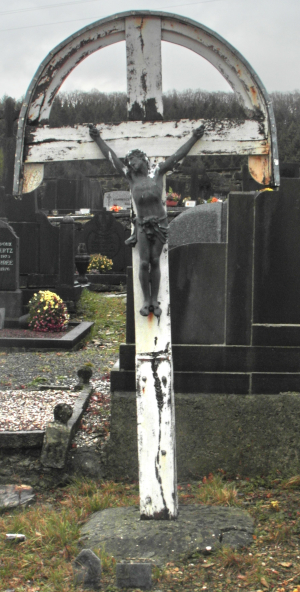 Calvaire du cimetière de Winamplanche. Il fait face à l’entrée de l’ancienne partie du cimetière et se situe au milieu de celle-ci.