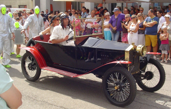 La voiture Elgé de 1913 au Carnaval du soleil de Houffalize de 2013 (photos  G. Muls)