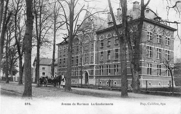 Carte postale (collection privée) : L’imposante caserne de gendarmerie de Spa située avenue du Marteau a été inaugurée en 1896. A gauche du bâtiment principal les écuries. De style éclectique, elle a été réalisée avec des matériaux régionaux.