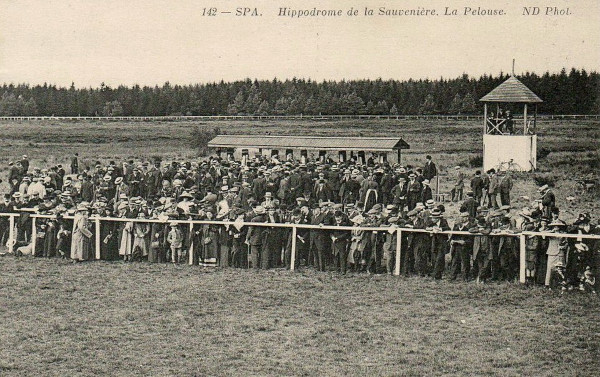 1920 : l’hippodrome de la Sauvenière Cette carte postale montre l’étendue du champ de course. La piste avait une longueur de 1900 mètres.