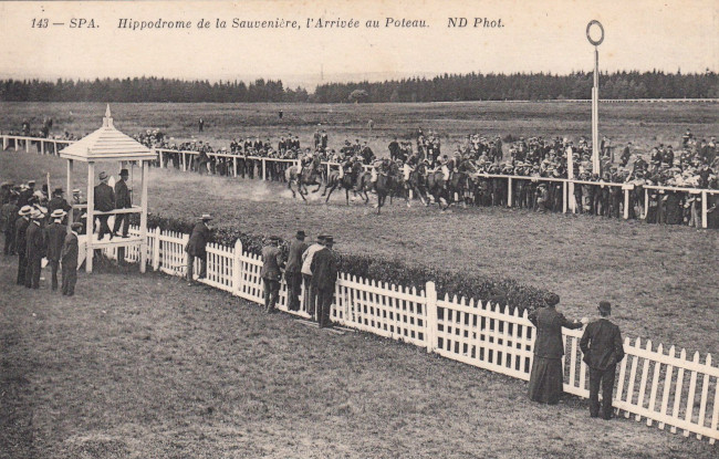 1920 : l’hippodrome de la Sauvenière Cette carte postale montre l’étendue du champ de course. La piste avait une longueur de 1900 mètres.