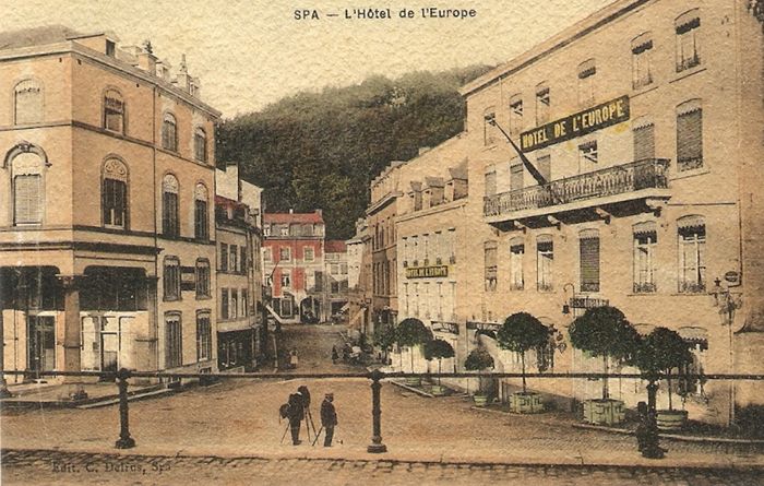 1905 : Rue Entre les Ponts. A gauche, l’extrémité du bâtiment des Arcades édifié en 1860