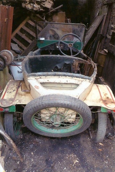 La voiture Elgé  découverte dans un hangar à Spa (photo P. Gabriel)