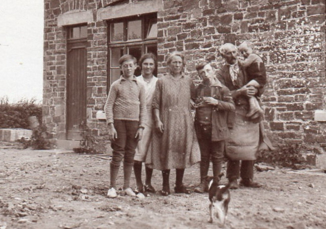 1937 : Nivezé : La famille Maas-Michel photographiée devant leur ferme
René, Adeline, Marie (la maman), Joseph, Arthur (le papa, avec Arthur junior sur les bras)
