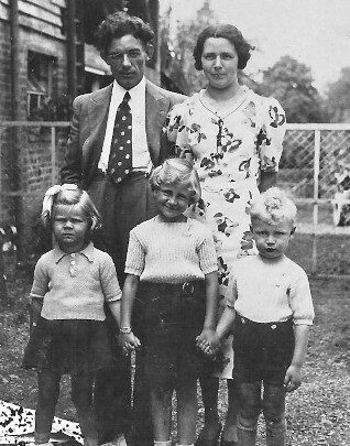 1939 : la famille Spitz de Bruxelles en villégiature chez Charles Counet-Blaise. A gauche, Josette Counet, la petite-fille du propriétaire. (photo collection Josette Counet)