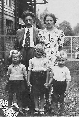 1939 : la famille Spitz de Bruxelles en villégiature chez Charles Counet-Blaise.
A gauche, Josette Counet, la petite-fille du propriétaire.
(photo collection Josette Counet)
