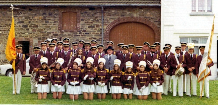 1973 : « Le Réveil Sartois » avec ses majorettes