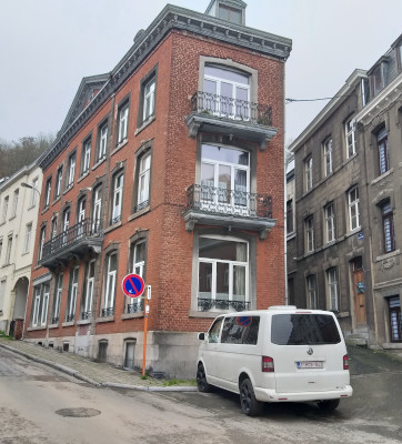 Photo : Le bâtiment situé dans l’angle formé par la rue Brixhe et la rue Gille Ouda a abrité la gendarmerie de 1846 à 1880