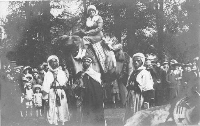 Hippodrome de la Sauvenière en juillet 1913 A gauche, en uniforme, Charlemagne Gernay, le garde-champêtre de Nivezé