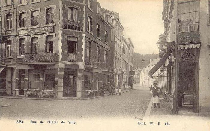 1910 : Rue de l’Hôtel de Ville. A gauche, l’entrée de la rue Dagly