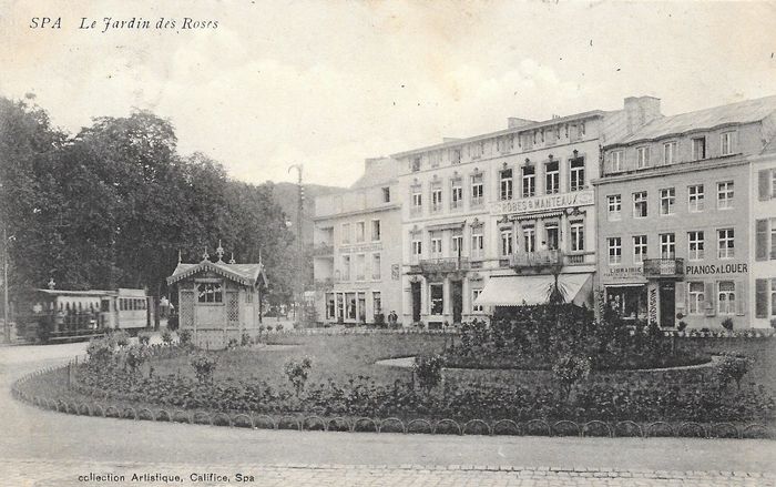 1910 : Le Jardin des Roses (de nos jours : place du Monument). A gauche, le petit kiosque à journaux et devant celui-ci, un tram à l’arrêt. Au début la motrice était à vapeur, mais très vite la ligne fut électrifiée.