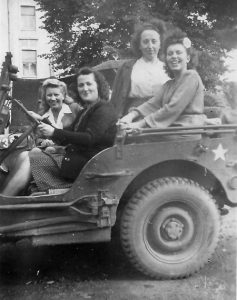 1945 : Jeunes spadoises dans une Jeep Willys de l’armée américaine (photo collection Yvonne Orval) Simone Leroy, Yvonne Orval, Simone Schmitz, Denise Compère