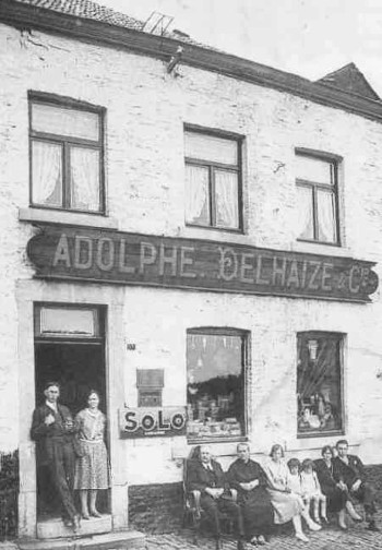 1930 : Jules et Alice Malay-Vanswijgenhoven à l’entrée de leur magasin
(carte postale collection Sart-lez-Spa d’Antan)
