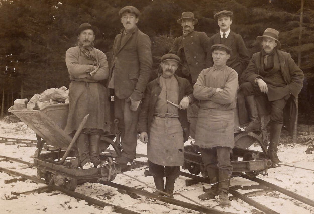 Région spadoise, bois de Mambaye (photo collection Yvonne Orval) A droite Jean Denis Paës, à ses côtés Paul Detaille (frère de Louise Detaille épouse de Marcel Paës)