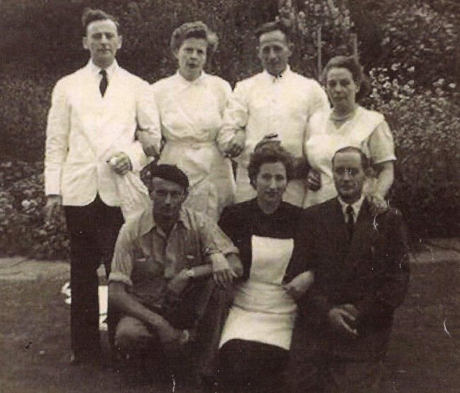 Juillet 1957 : Photo du personnel au service de la famille princière (collection J. Malay)

Membre du personnel de M. Guy du Bois, idem, Albert Malay, la femme de chambre de la famille princière 
Léon Paquay, Rosa Paquay-Pichler, le chauffeur de la famille princière
