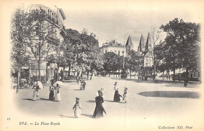 1900 : Place Royale. A droite, l’ombre du kiosque à musique installé en 1840 et démoli en 1941