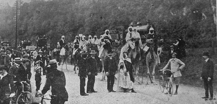 17 juillet 1913 : Le raid de chameaux Bruxelles-Spa-Bruxelles passe à Marteau (Photo : La Saison de Spa)
Au milieu de la photo, derrière les « coursiers du désert », un train à vapeur de la ligne Spa-Pepinster
