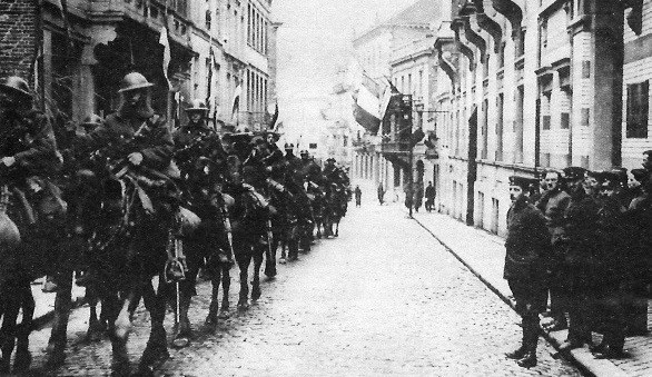 29 novembre 1918 : Un régiment anglais passe rue de la Sauvenière sous les regards de soldats allemands