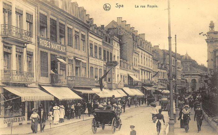 1910 : Rue Royale. Au début du 20e siècle pour circuler en ville, les Bobelins faisaient  appel aux « bidlîs ». Ceux-ci étaient des louageurs de voitures attelées 