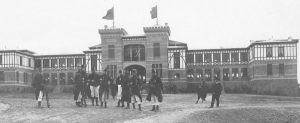 1907 : Des gardes civiques posent devant le Tir de Malchamps (photo collection Fonds Body)