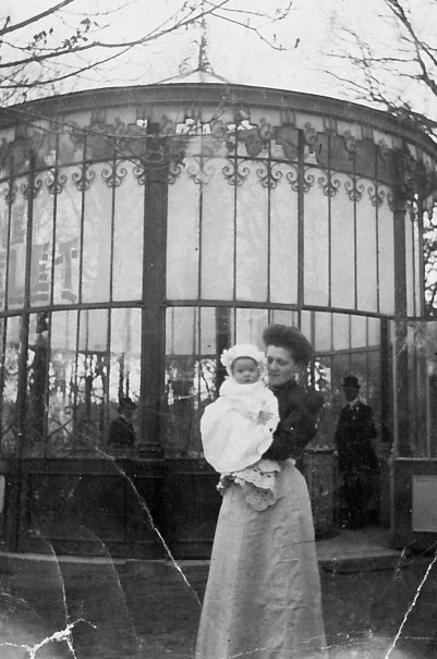 1910 : Source du Tonnelet, Jeanne Guermant, la fille de la tenancière 
(photo collection Claude Blaise)
