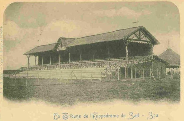 Carte postale : 1900 : La tribune rustique de l’hippodrome de Sart 