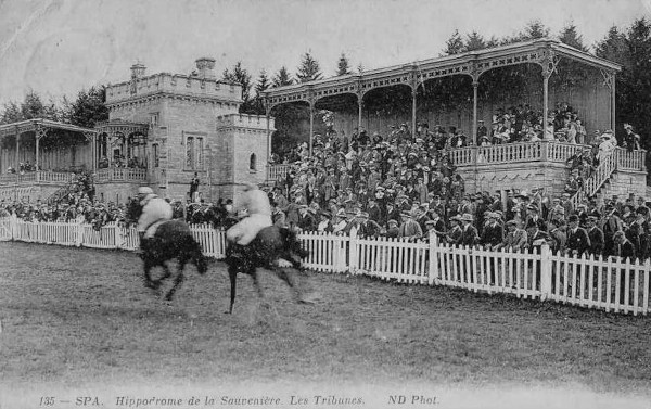 Cartes postales : 1920 : Les tribunes de l’hippodrome de la Sauvenière