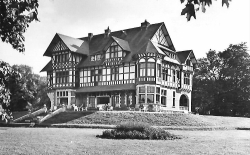 La villa Sous-Bois fut construite vers 1900 pour la famille Nagelmackers. Résidence du maréchal von Hindenburg en 1918 lors du séjour à Spa de l’état-major allemand. Occupée fin de la Seconde Guerre par des aviateurs américains de la 153e escadrille de liaison. Dès 1947, home de vacances de la Société Angleur-Athus. En 1960, la famille Leyh, qui a exploité jusqu’en 1958 l’Hôtel Britannique, y ouvre un hôtel. En 1964, lors de leur visite dans la ville thermale, le roi Baudouin et la reine Fabiola y furent reçu pour le déjeuner. Depuis le début des années 80, l’ancienne villa est devenue maison de repos et de soins enseignée « Château Sous-Bois ».