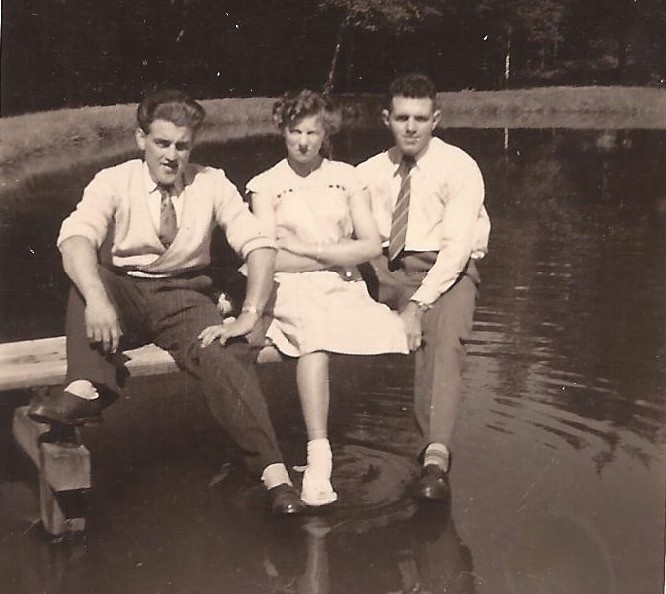 1955 : Vincent Wuidart, Jenny Malay, André Counet (photo collection J. Counet)
Les 3 amis sont assis sur le plongeoir de l’étang du domaine du Haut-Neubois.
Les propriétaires du domaine autorisaient les Nivezétois à fréquenter certains jours cet endroit bucolique et même à y pratiquer la natation.
